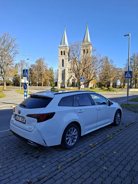 Rapla Takso Toyota Corolla Rapla kiriku ees