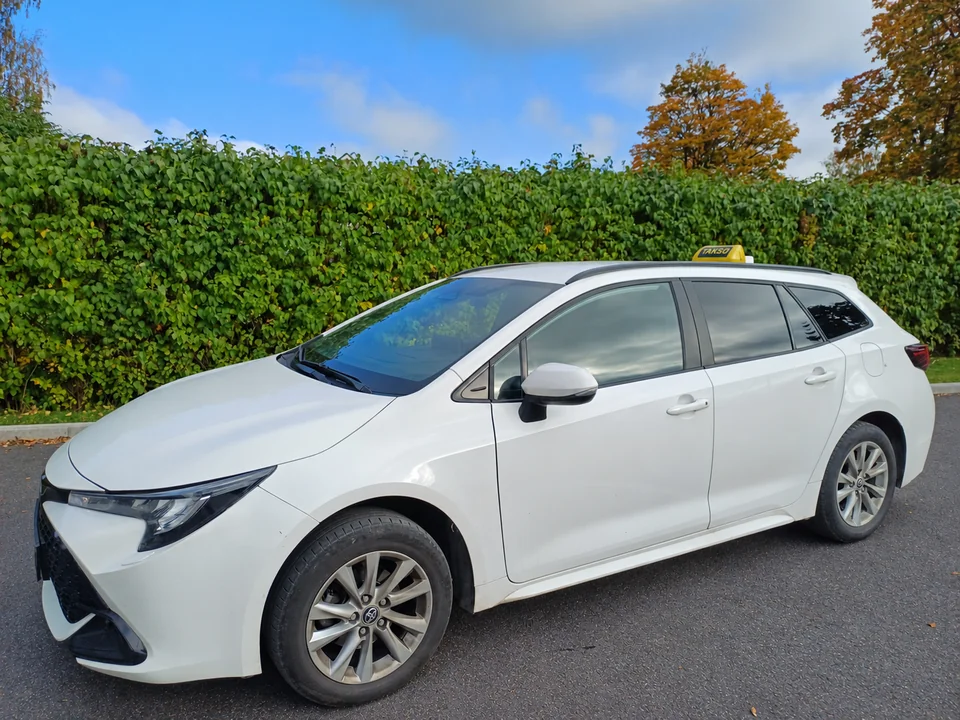 Rapla Takso valge Toyota Corolla heki taustal