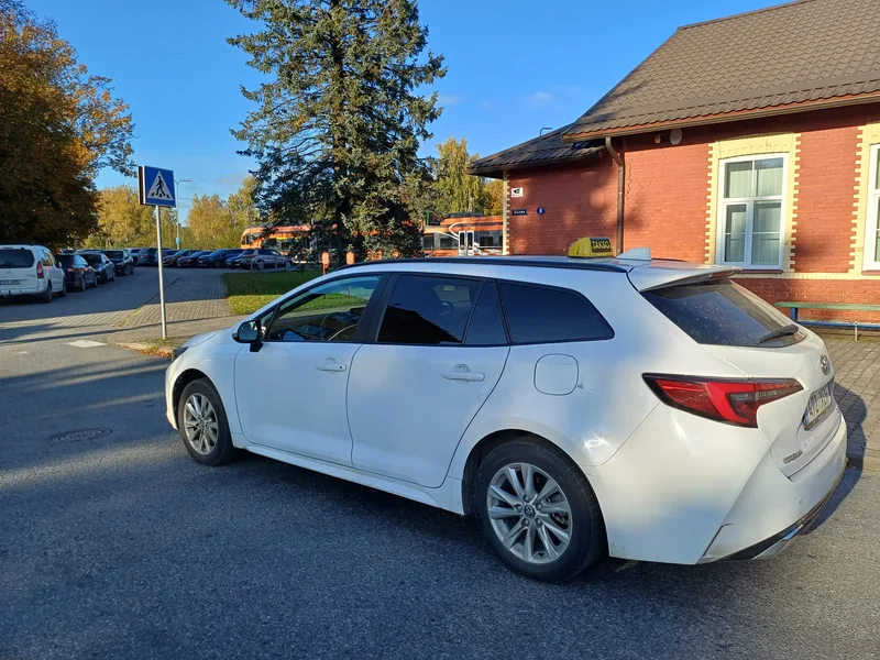 Rapla Takso Toyota Corolla Rapla rongijaama juures